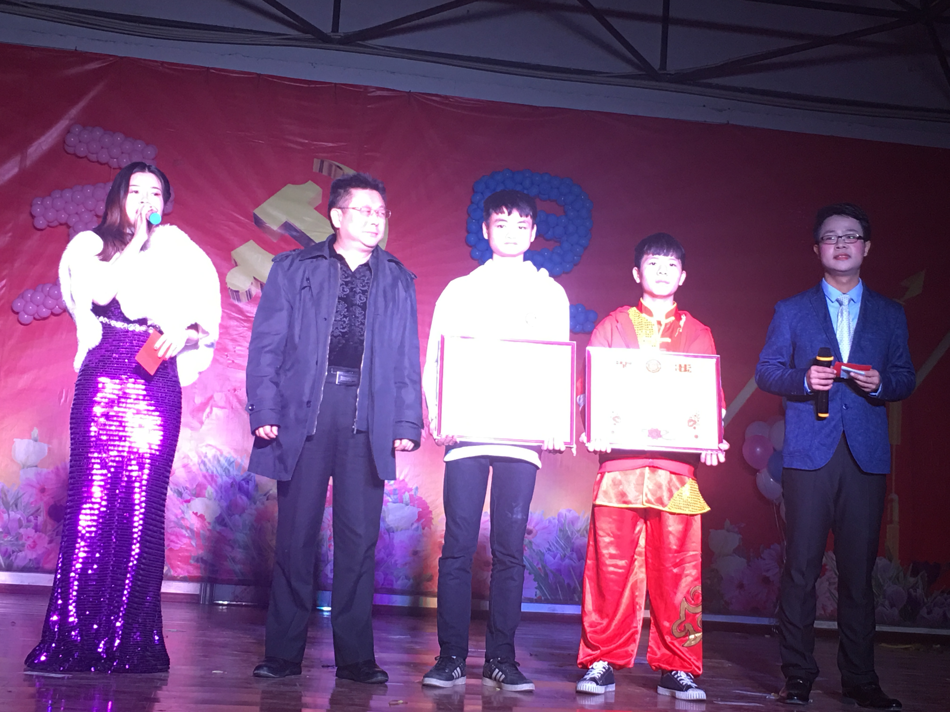 学院副院长陈干甲为一等奖节目颁奖.jpg